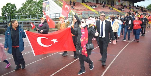 Londra'da gençler bayramlarını Atatürk coşkusuyla kutladı