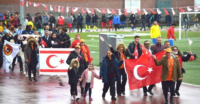 Londra'da gençler bayramlarını Atatürk coşkusuyla kutladı