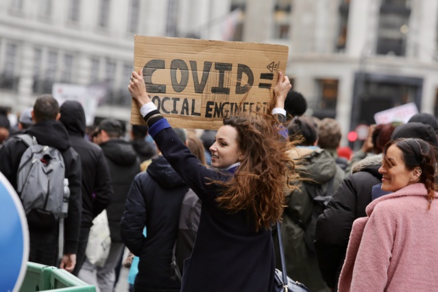 İngiltere'de koronavirüs ve aşı karşıtı StandUpX adlı grubun gösterisine polis müdahalesi