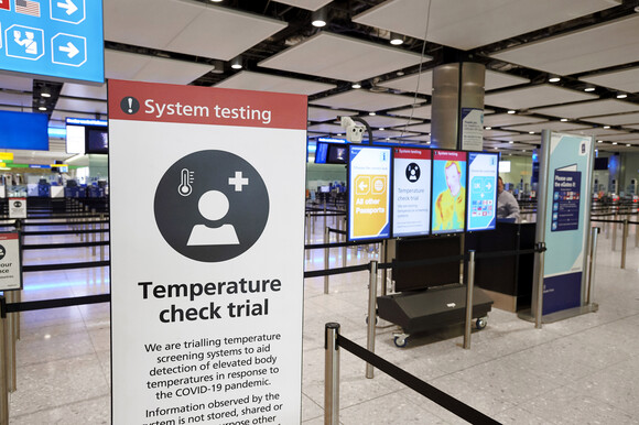 İngiltere'de aşısız yolculara test ve seyahat yolcu formu şart