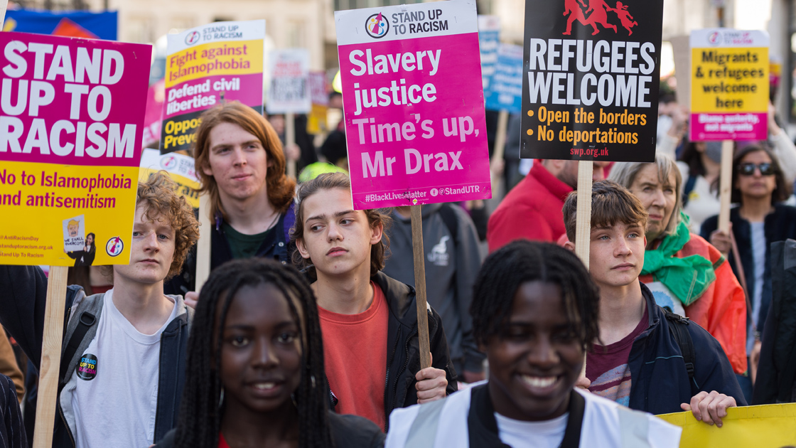 Londra’da binlerce kişi ırkçılık ve savaş karşıtı yürüyüş düze