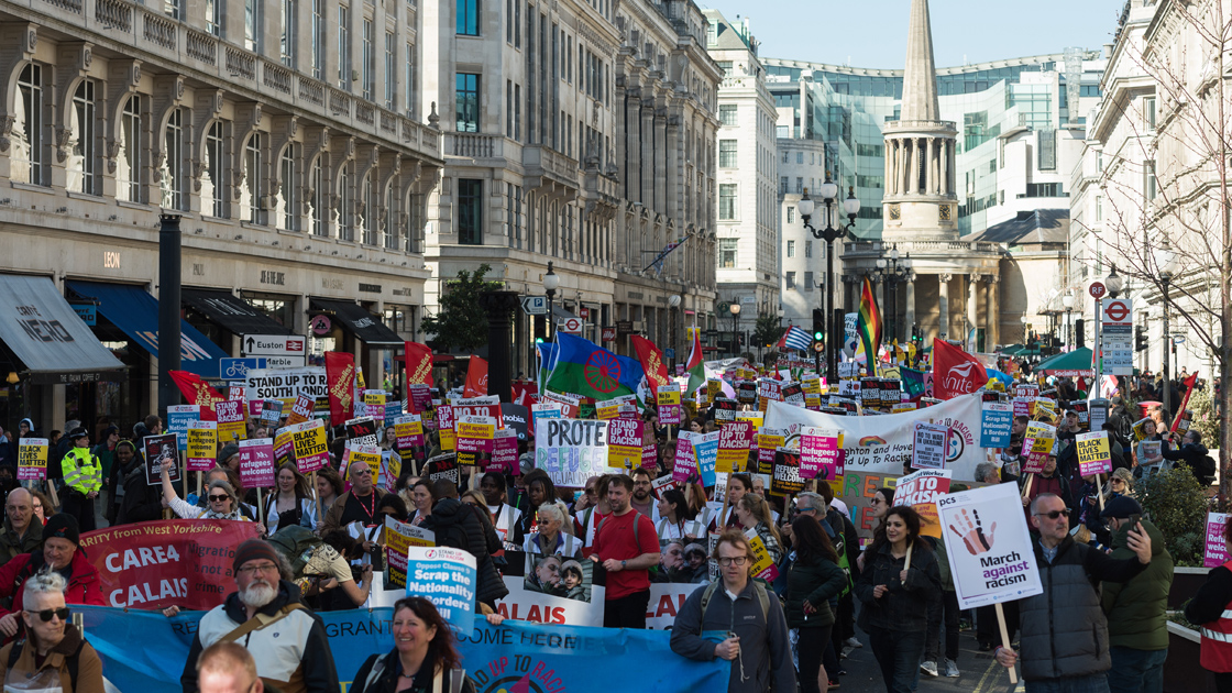 Londra’da binlerce kişi ırkçılık ve savaş karşıtı yürüyüş düzen