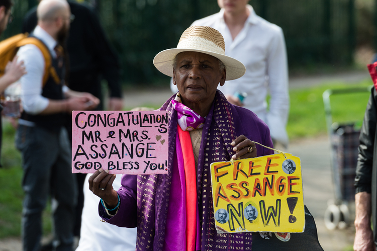 WikiLeaks'in kurucusu Assange hapishanede evl