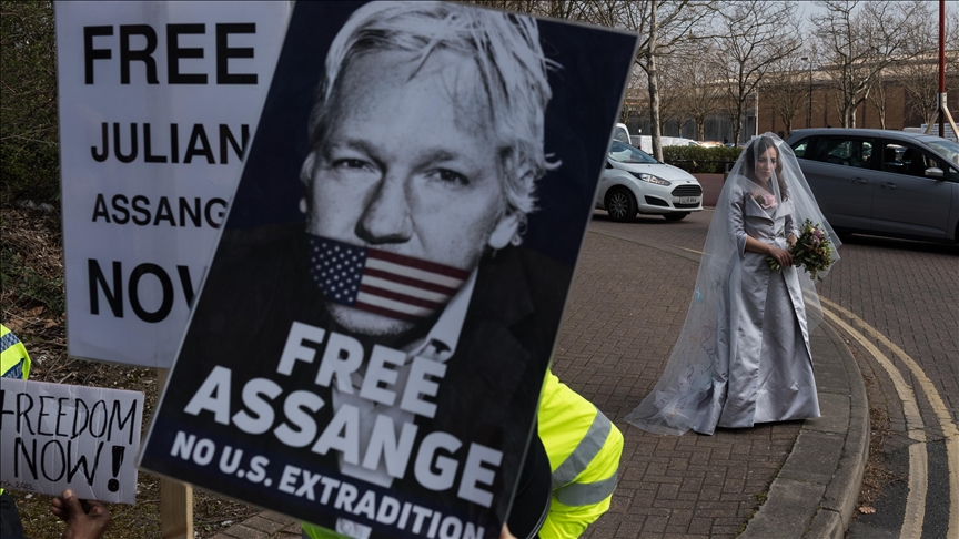 WikiLeaks'in kurucusu Assange hapishanede evlen