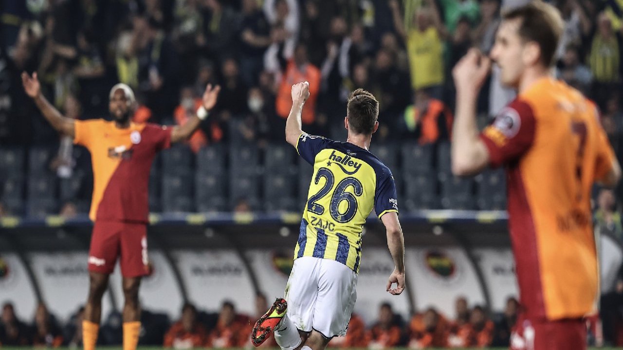Galatasaray, Kadıköy'de derbide Fenerbahçe'ye yenild