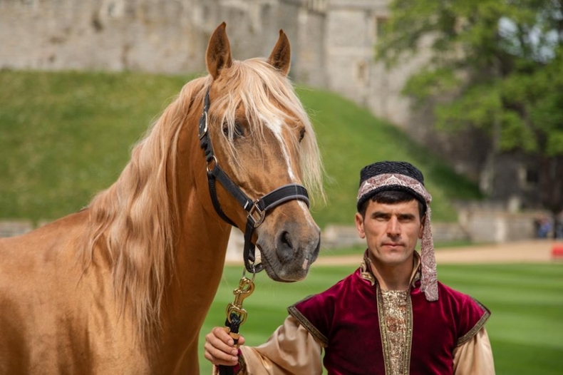 Barones konuşmasında, Kraliçe II. Elizabeth'e hediye edilen Karabağ atı %22Shohrat%22ı hatırl