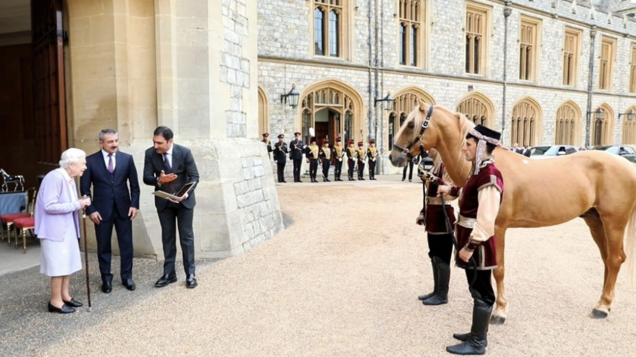 Barones konuşmasında, Kraliçe II. Elizabeth'e hediye edilen Karabağ atı %22Shohrat%22ı hatırlatt