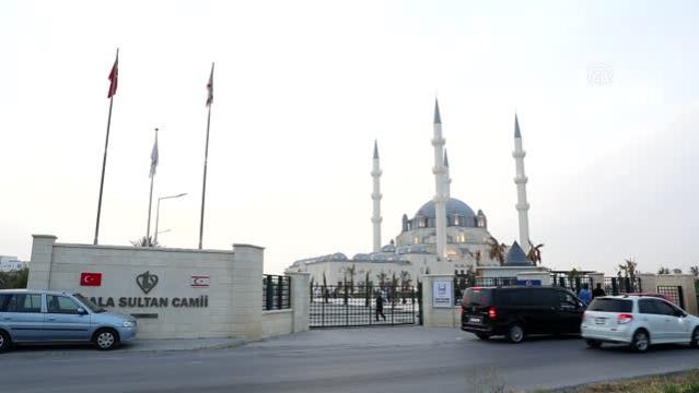 Kuzey Kıbrıs Türk Cumhuriyeti'nde (KKTC), Ramazan Bayramı namazı dolayısıyla vatandaşlar camileri doldurdu