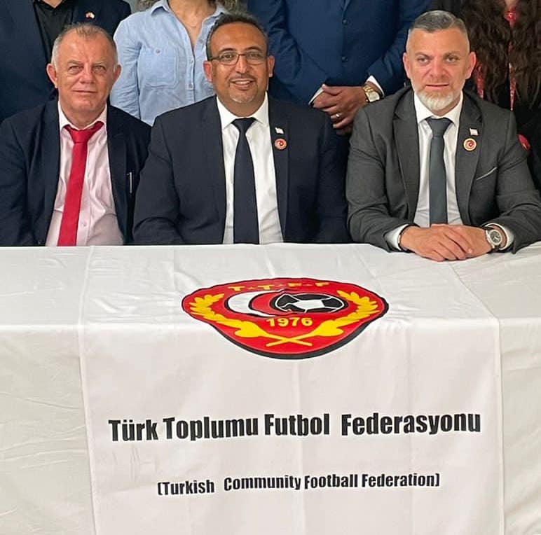 İngiltere Türk Toplumu Futbol Federasyonu (TTFF) başkanı İrfan DAVULCULAR, KKTC Cumhurbaşkanı Ersin Tat