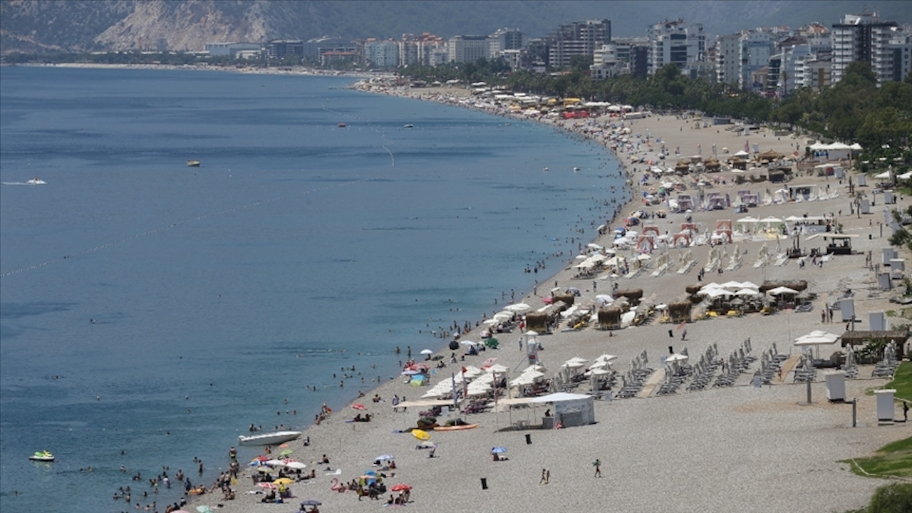 Antalya'da hava sıcaklıklarının mevsim normallerinin 4 ila 6 derece üzerinde seyretmesi bekleniyor-1