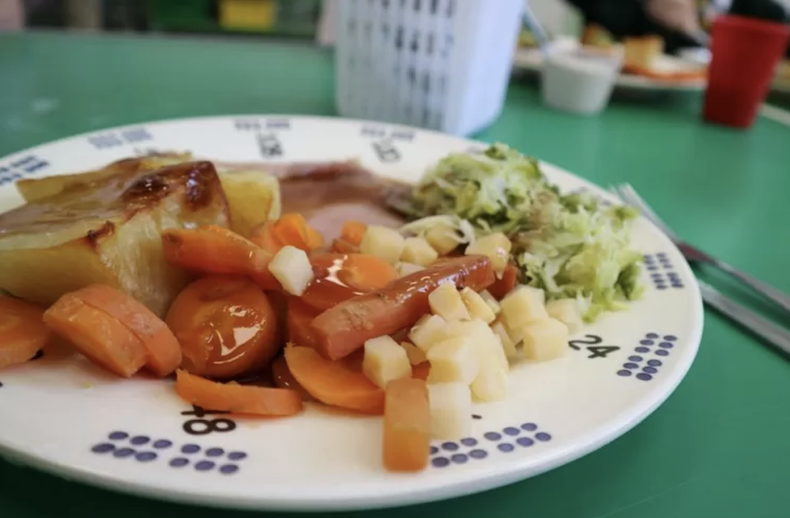 İngiltere'de artan gıda fiyatları nedeniyle bazı okulların öğünlerinde et yemekleri artık verilmeyecek.