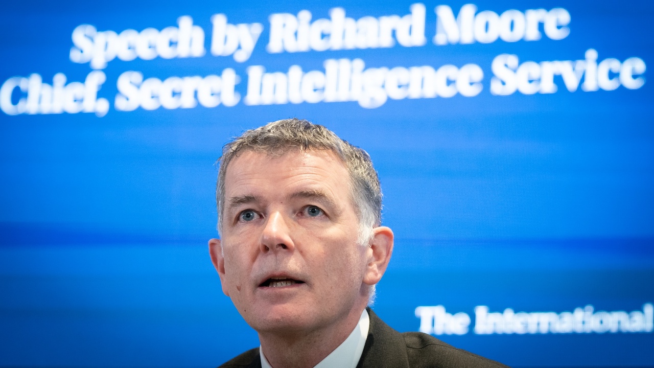 İngiltere'nin dış istihbarat servisi MI6'nın Başkanı Richard Moore, Rusya'nın Ukrayna savaşında %22neredeyse sıfırı tükettiğini%22 düşündüğünü bildi-1