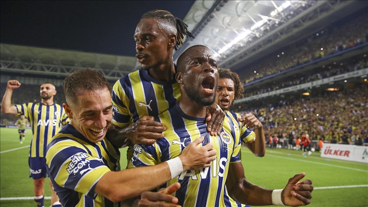 Fenerbahçe Adana Demirspor'u bol golle yıkt
