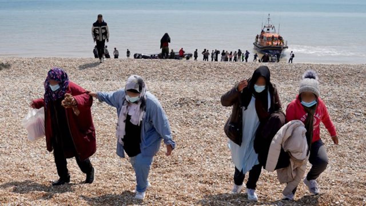 İngiltere Arnavutluk'la göçmenleri sınır dışı edeece