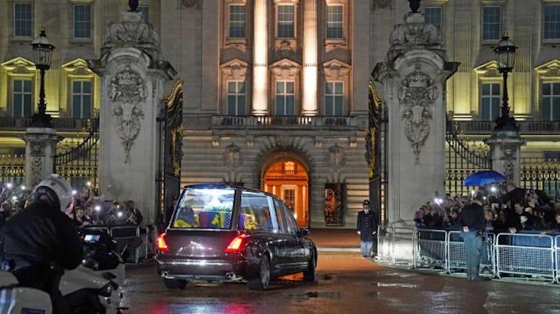 İngiltere Kraliçesi'nin naaşı Londra'd