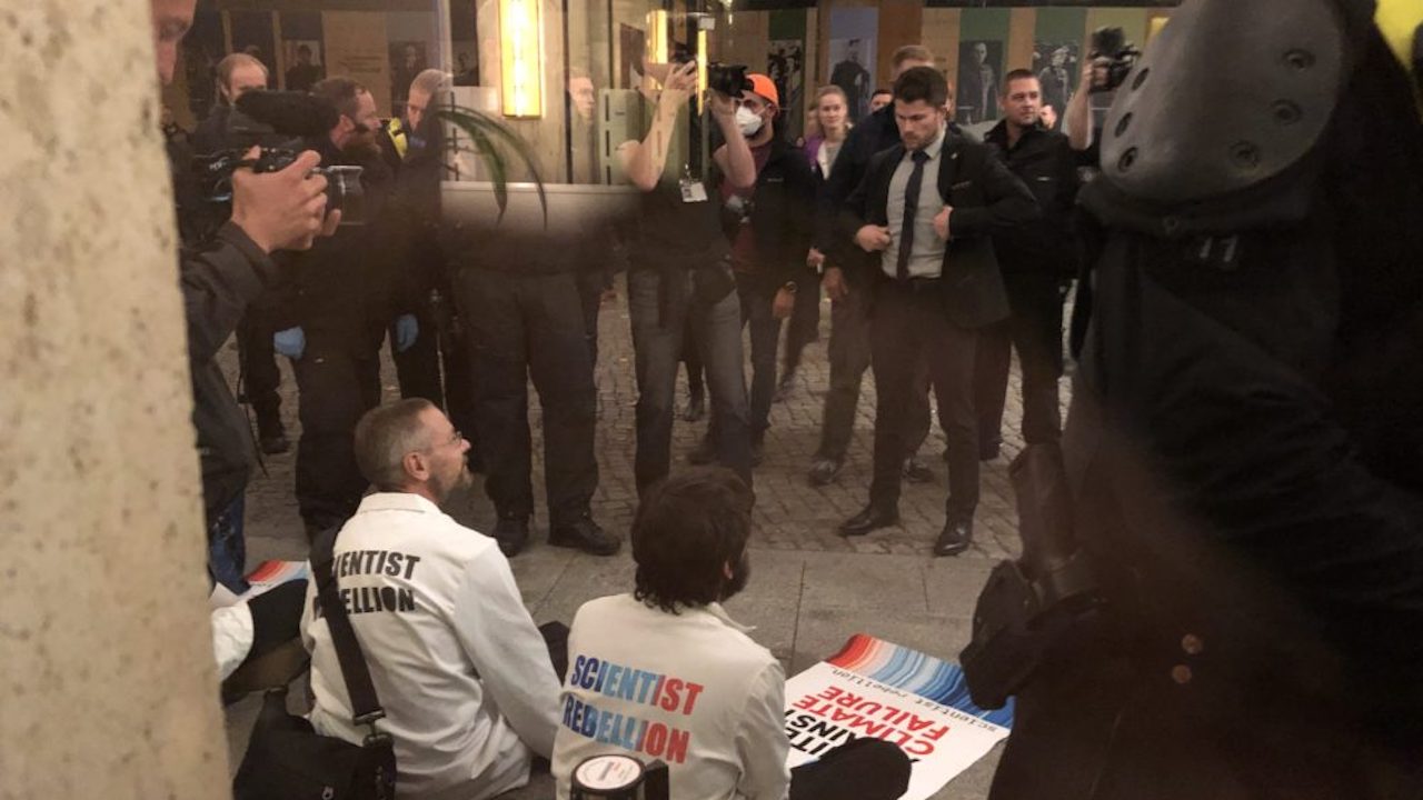 Almanya'da çevreciler, başkent Berlin'de Maliye Bakanlığı binasını işgal ett