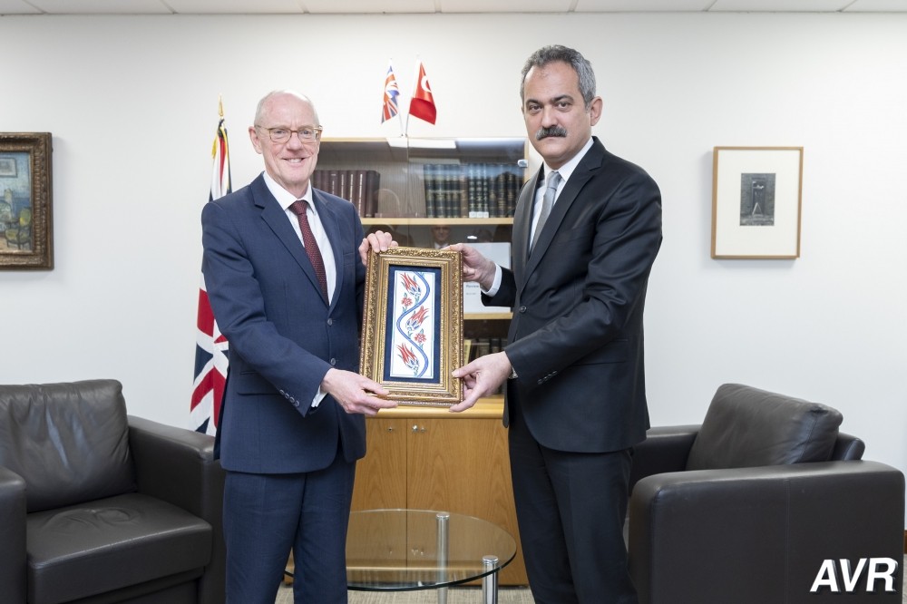 Milli Eğitim Bakanı Özer, İngiltere'de Okullardan Sorumlu Devlet Bakanı'yla görüştü