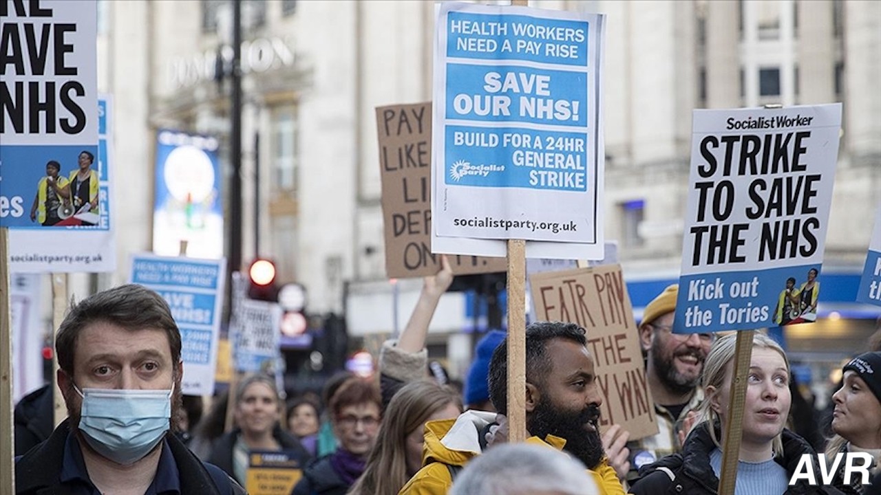 NHS çalışanları İngiltere'de grevde! Peki ne istiyorla