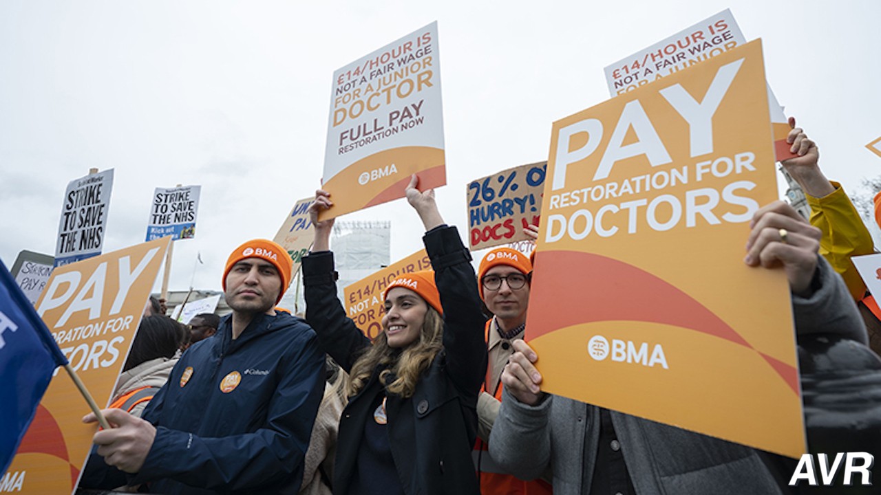 İngiltere'de greve giden binlerce pratisyen hekim başkentte gösteri düze