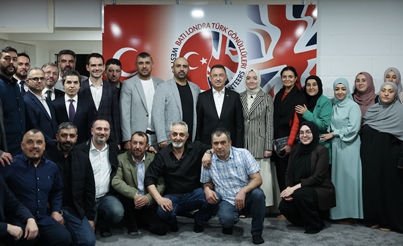 Fuat Oktay, Kral 3. Charles'ın töreni için bulundukları İngiltere'de Batı Londra Türk Gönüllüleri Derneğini ziyare