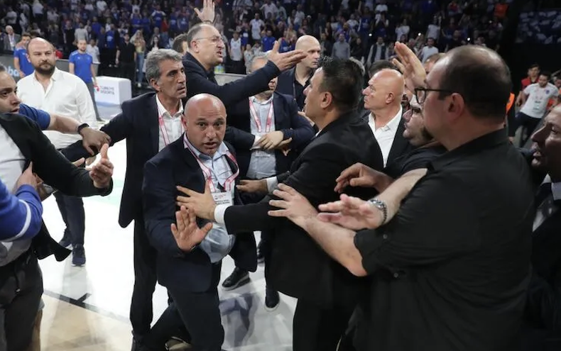 Anadolu Efes hakemine Fenerbahçe'den büyük t