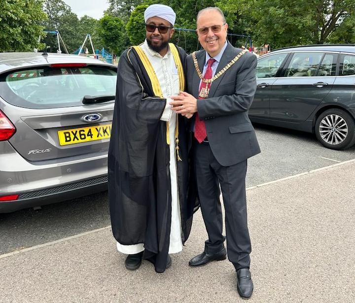 Bexley Belediye Başkanı (Mayor) Ahmet Durmuş öncülüğünde Güney Londra'da tarihi bayram namazı-1