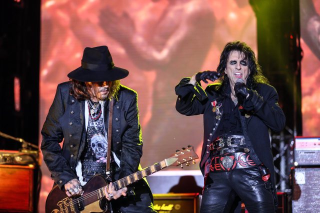 Johnny Depp ile rock müzik sanatçıları Alice Cooper ve Joe Perry Hollywood Vampires.jpg