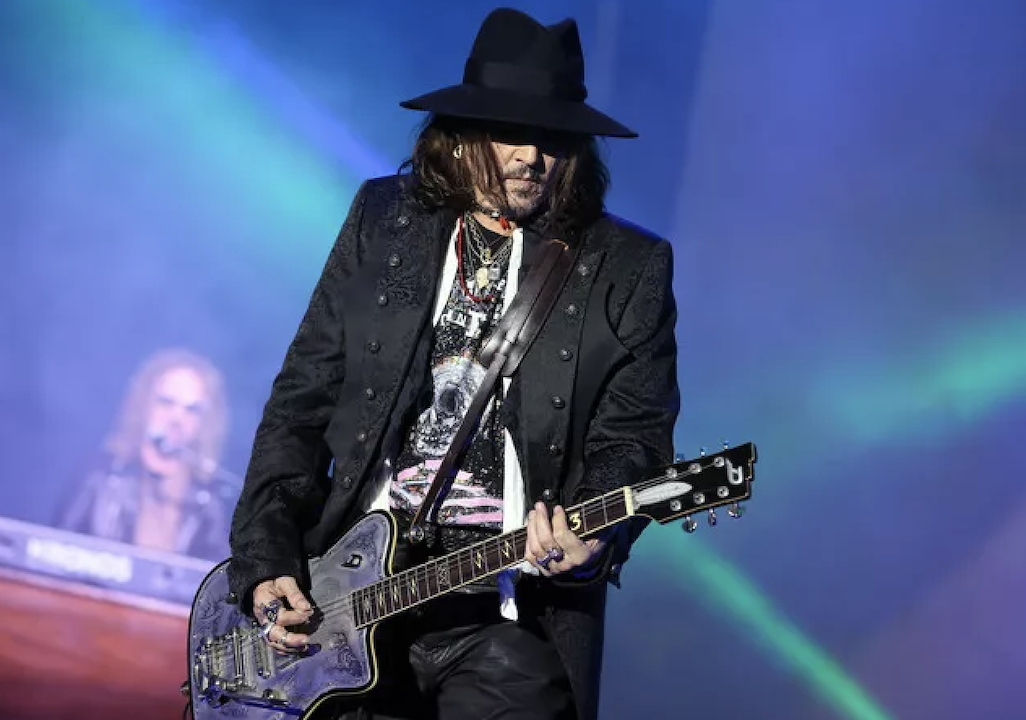 Johnny Depp ile rock müzik sanatçıları Alice Cooper ve Joe Perry'den oluşan Hollywood Vampire