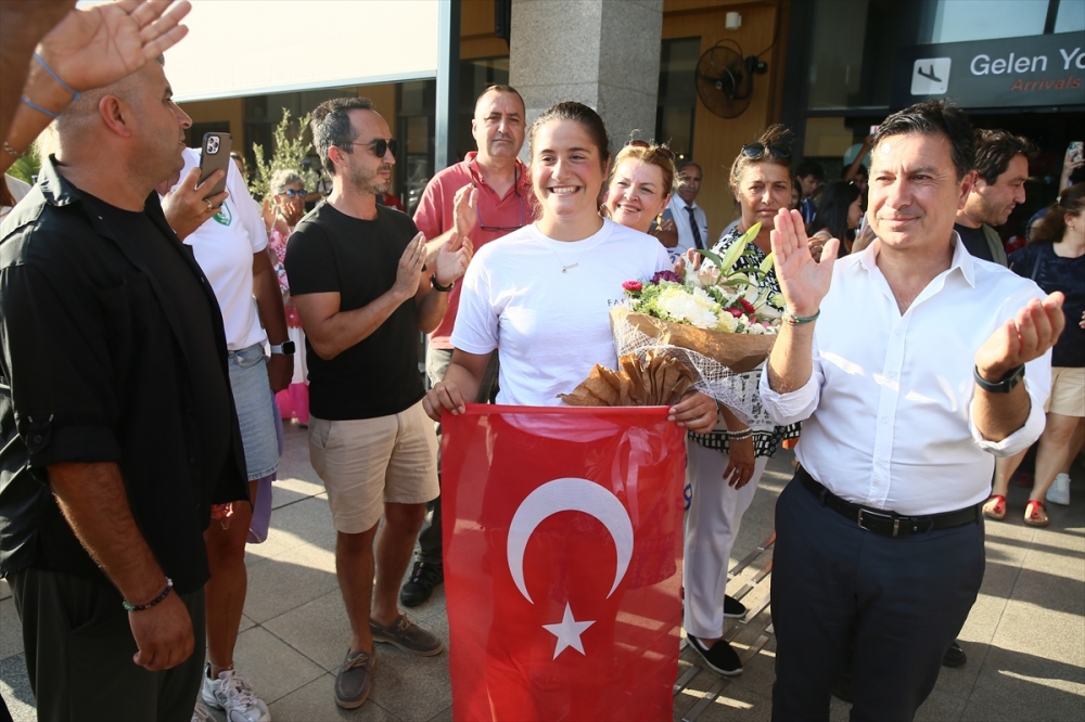 Kuzey Kanalı'nı yüzerek geçen en genç Türk sporcu olan Aysu Türkoğlu, Bodrum'a döndü