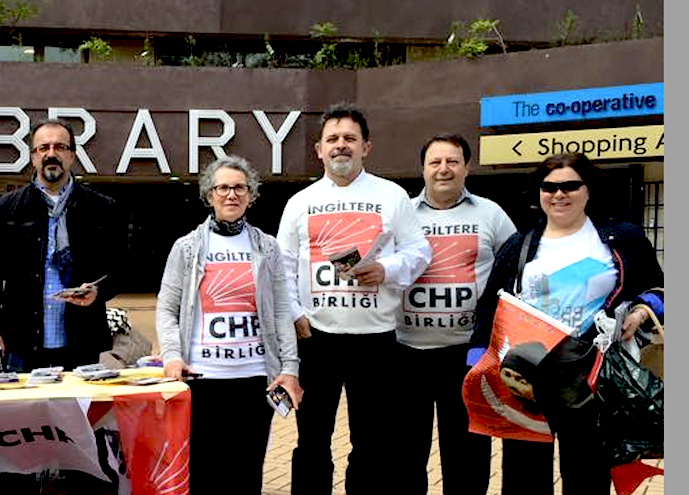 chp ingiltere  CHPliler Londra Wood Green Kütüphanesi önünde seçim çalışmaları