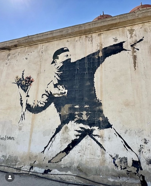  Gazzeli bir vatandaş Banksy'ye soruyor