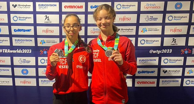 İngiltere'de düzenlenen Trampolin Cimnastik Gençler Dünya Şampiyonası'nda gümüş madalya kazanan milli sporcular Tuba Bade Şahin ve Ada Kanat, Samsun'a geldi