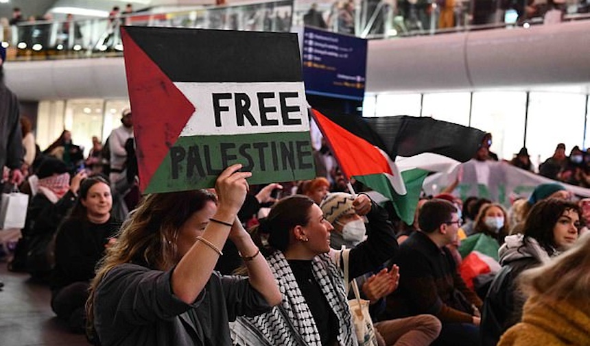 Londra'da bir grup protestocu, Filistin'le dayanışma g