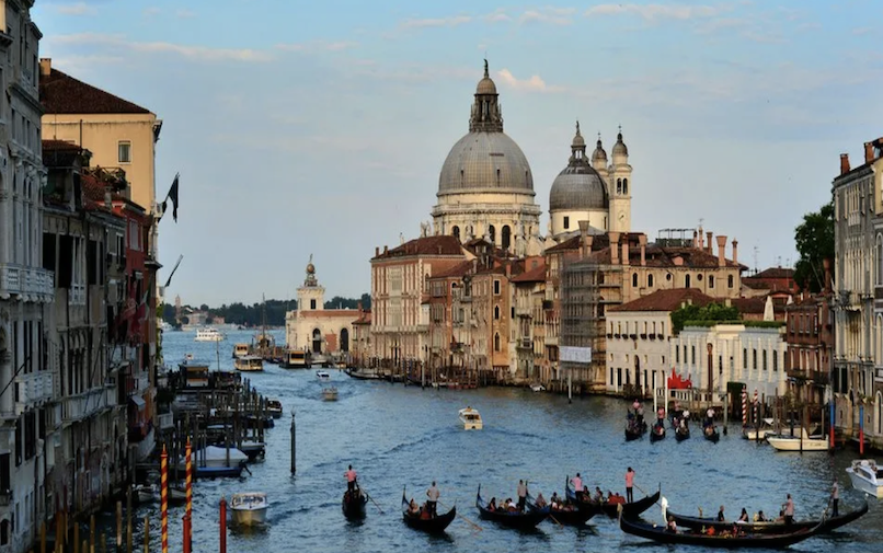 Venedik büyük turist gruplarını ve hoparlörleri yasakladı