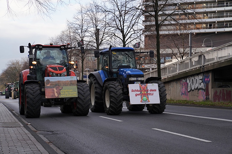 Almanya'da çiftçiler traktörleriyle hükümeti protes