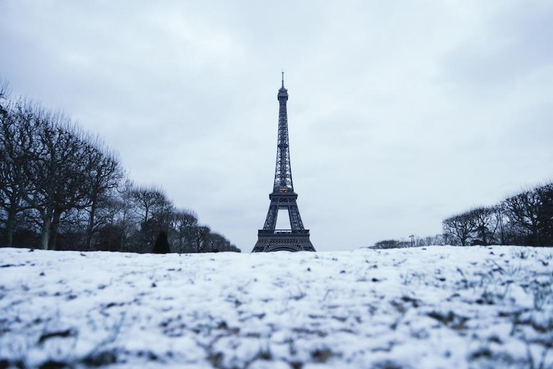 fransa Paris ve Ile de France bölgesinde kar