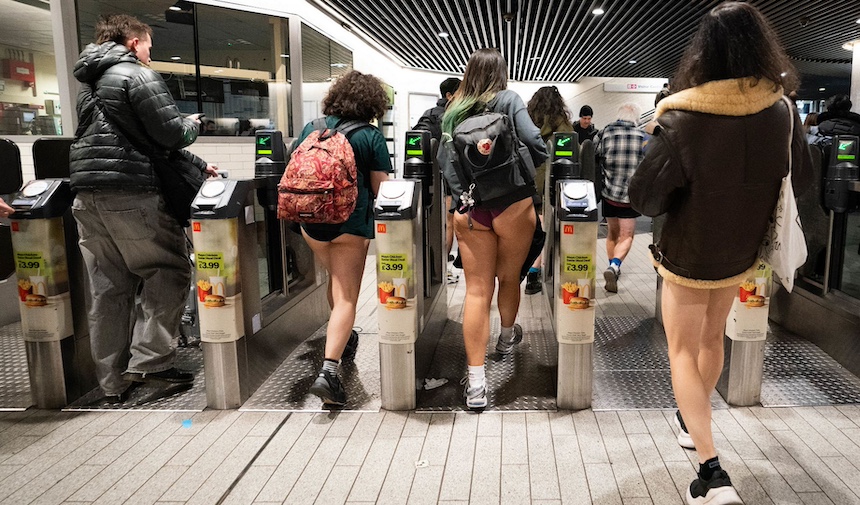 ingiltere Londra'da pantolonsuz metro günü son kez kutlandı 