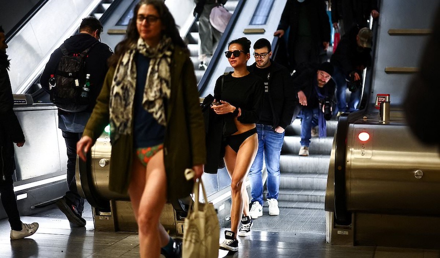 Londra'da pantolonsuz metro günü son kez kutlandı
