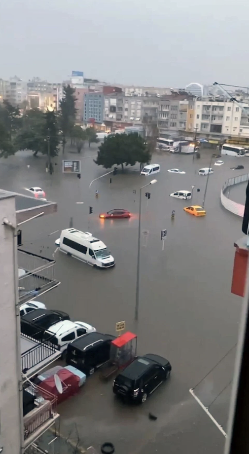Antalya'da etkili olan şiddetli yağış