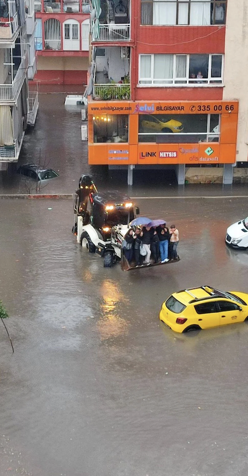 Antalya'da etkili olan şiddetli yağışta 1 kişi yaşamını yitirdi