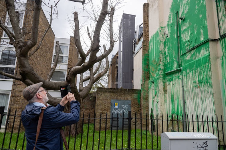 Banksy Yine Yaptı Yapacağını ! Londra'da Duvarı Boyadı