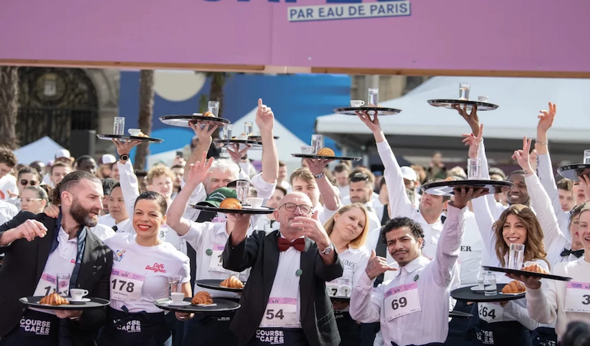 Fransa'da 110 Yıllık Bir Gelenek Olan Garson Yarışı 13 Yıl Aranın Ardından Yeniden Düzenlendi.
