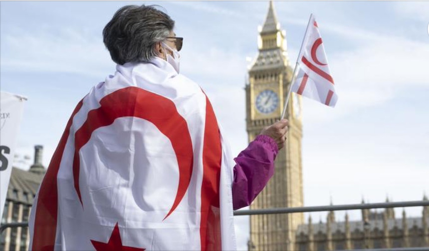 Ingiltere Kıbrıslı Türkler'den İngiltere Parlamentosu Önünde Protesto