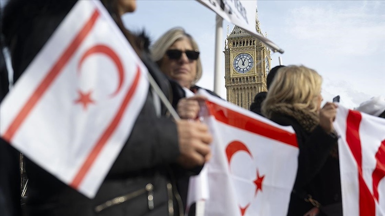 Kıbrıslı Türkler'den İngiltere Parlamentosu Önünde Protesto Ingiltere