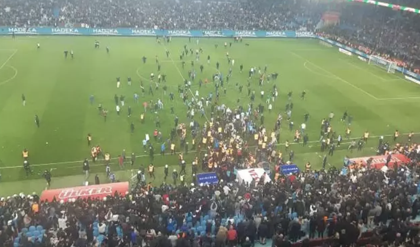 Trabzon’da Sahaya Giren Taraftarlar Futbolculara Saldırdı
