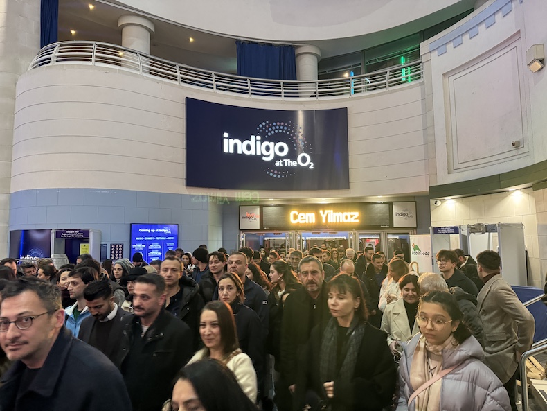 Cem Yilmaz Londra Indigo Salonunda Sahneye