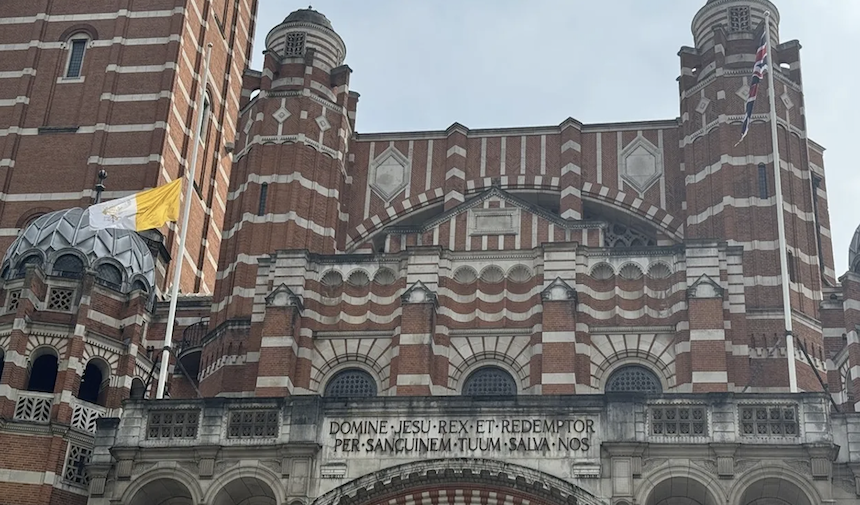 Westminster Katedrali Dışındaki Vatikan Bayrağı Yarıya Indir