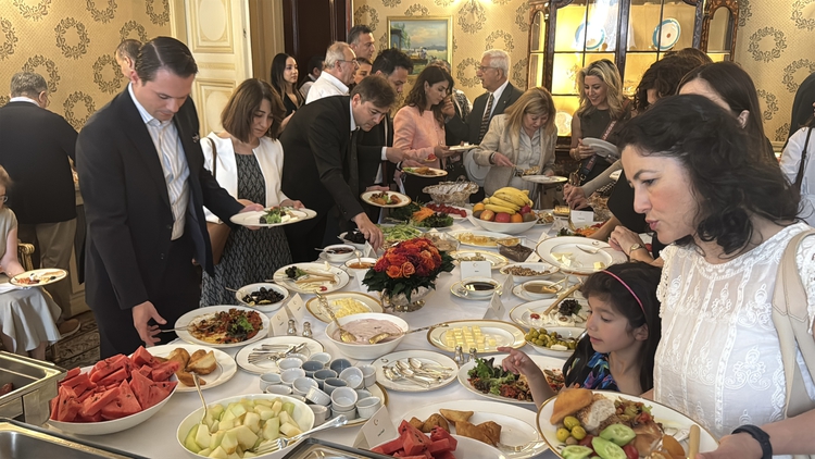Londra'da Türk Kahvaltısının Öne Çıkan Lezzetleri Tanıtıldı
