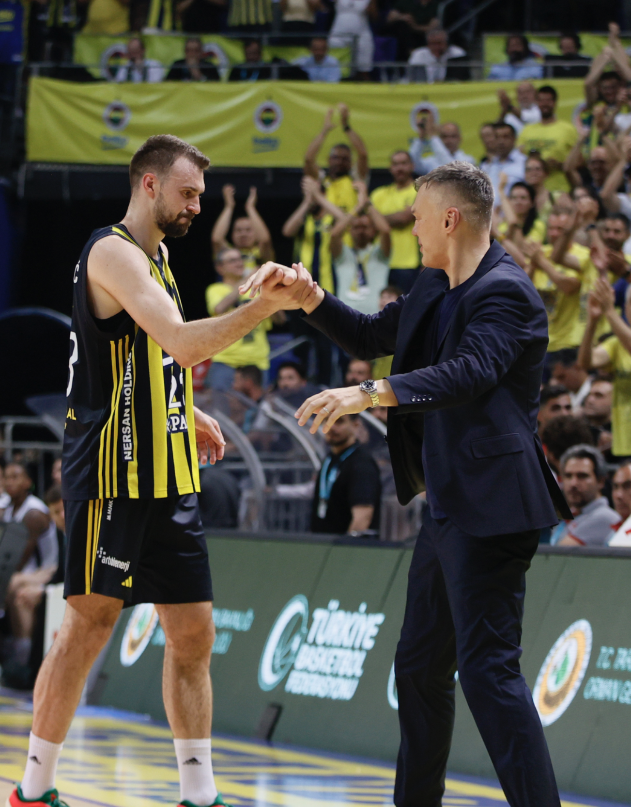 Şampi̇yon Fenerbahçe Beko 3