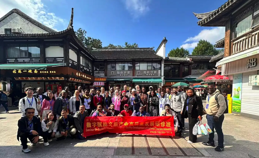 Çin'deki Semineri Fethiye Belediyesi'nden Yavuz Topateş Fethiye Belediyesi